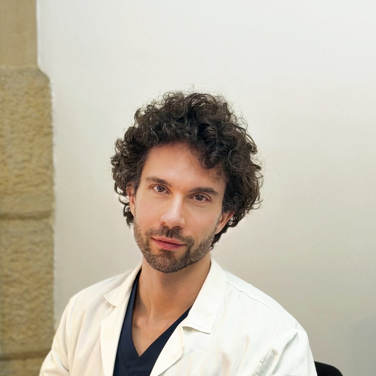 Dr. Graziano Crudele nel suo studio